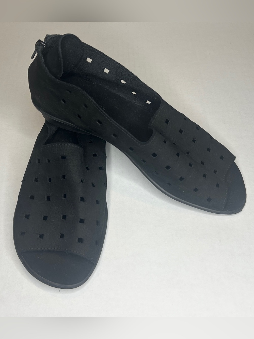 Sesto Meucci Size 10 Evonne Black Suede Slip-On Sandals with Zip at Back